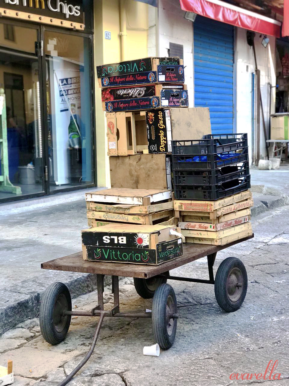 bollerwagen mit holzkisten, mercato del capo, palermo bollerwagen mit holzkisten, mercato del capo, palermo