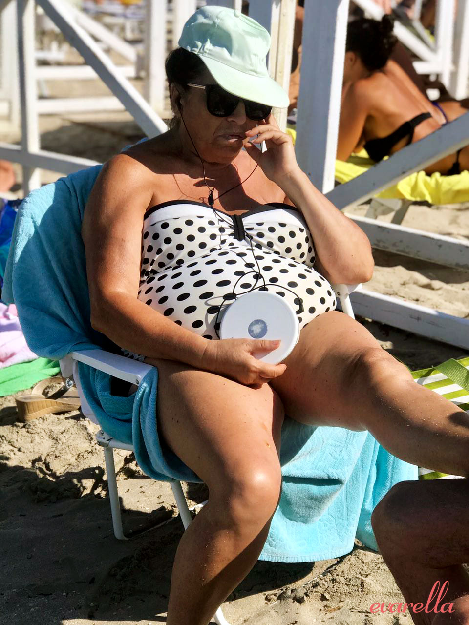 mondello_strand_palermo_frau_telefoniert mondello_strand_palermo_frau_telefoniert