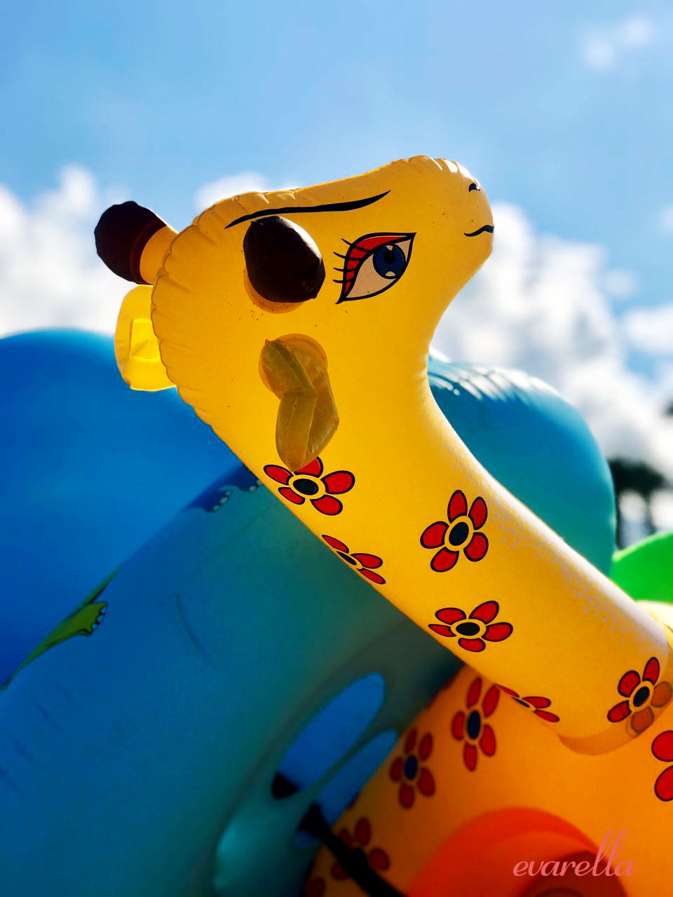 mondello_strand_palermo_sizilien_wasserpielzeug_giraffe mondello_strand_palermo_sizilien_wasserpielzeug_giraffe